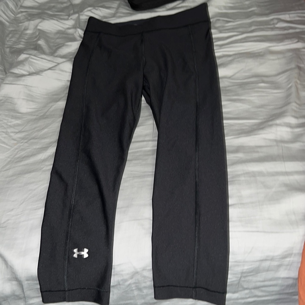 Under Armour cropped black leggings